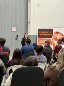 Ághata Mendes abordou os fundamentos do ambiente saudável: o que muda com a NR-1, como a empresa contribui e o que cada colaborador pode fazer.
